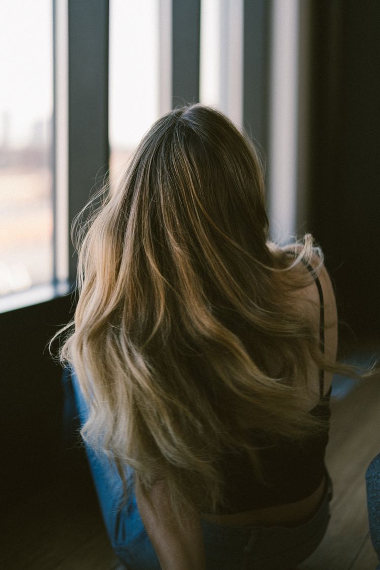 Long wavy balayage hair in natural light