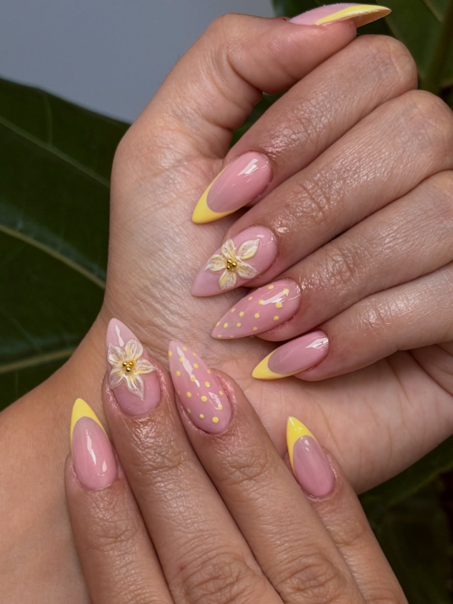 Butter yellow nails with flowers